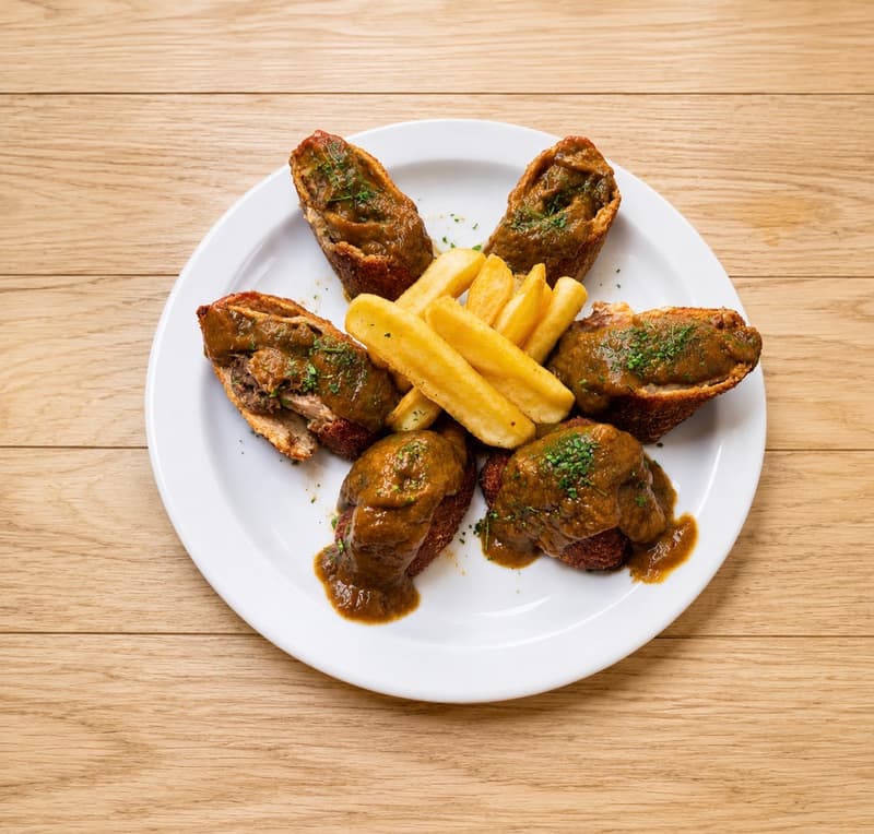 FLAMENQUÍN RELLENO DE RABO DE TORO, troceado y con su salsa