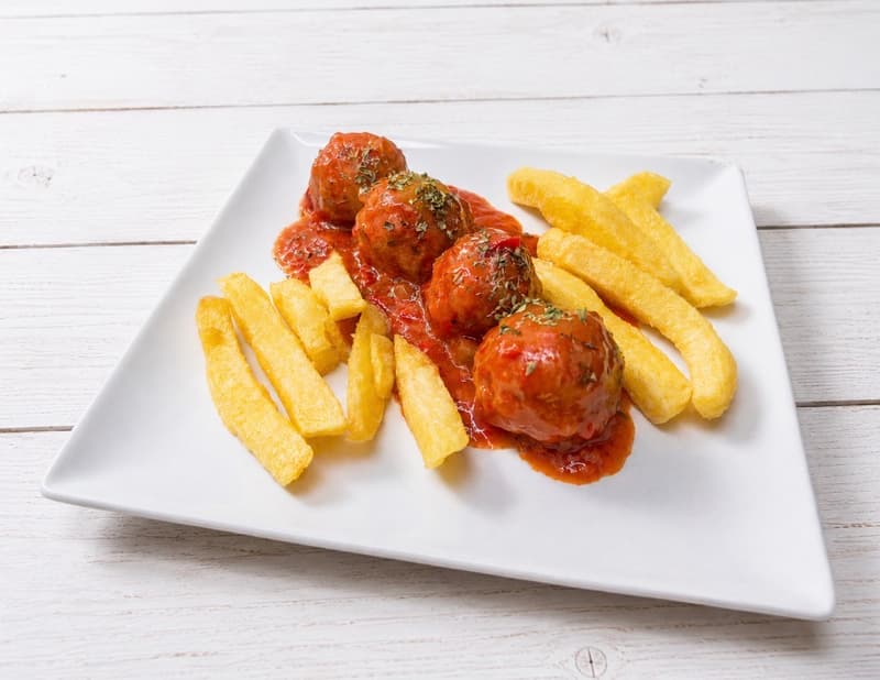 ALBÓNDIGAS, en salsa de tomate