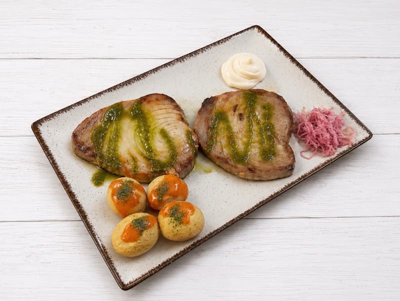 ATÚN A LA PLANCHA con salsa verde